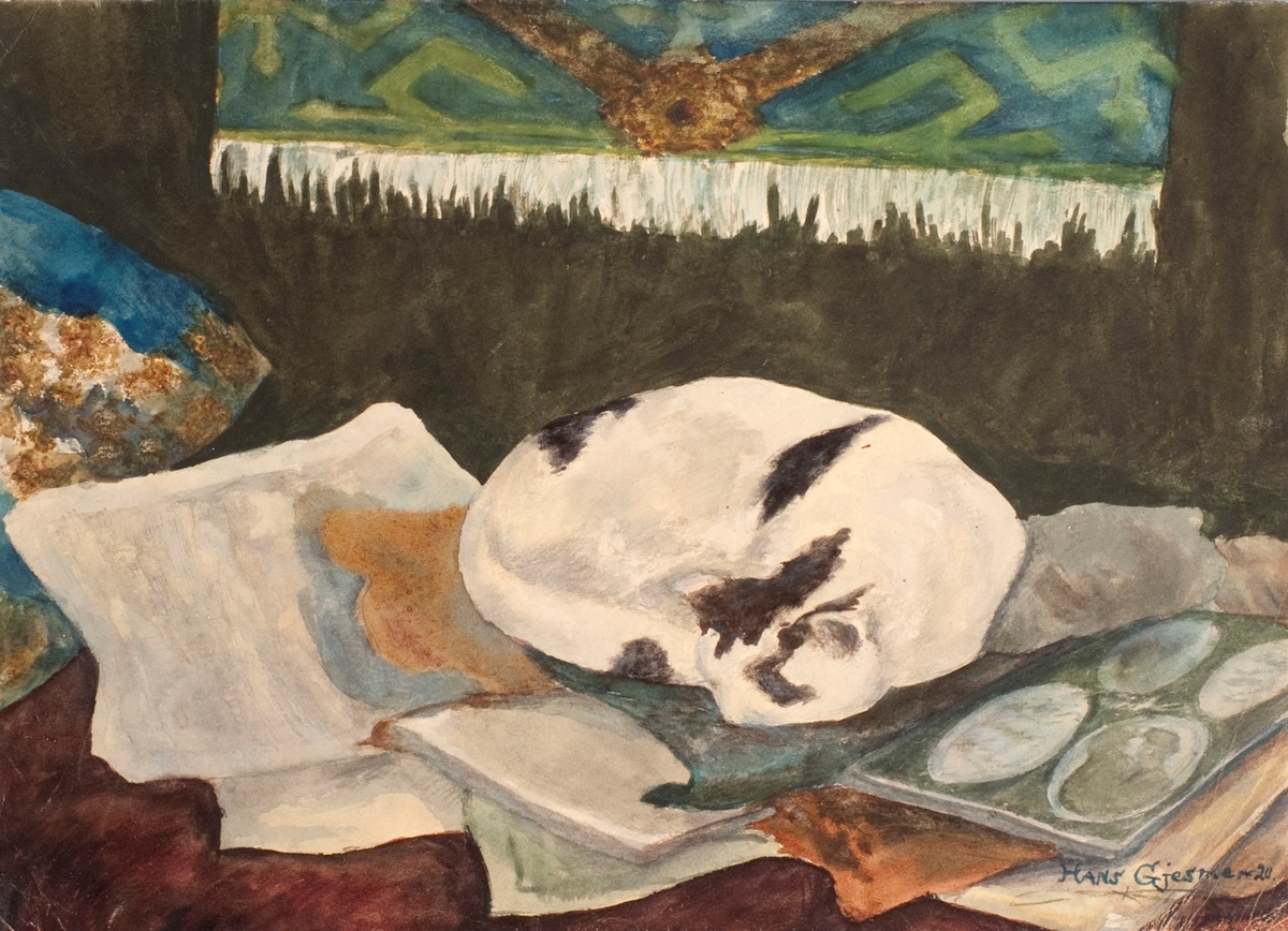 Ein kvit og svart katt ligg oppå div. papir på ein divan eller ein sjenk. Ein vev heng over den.
