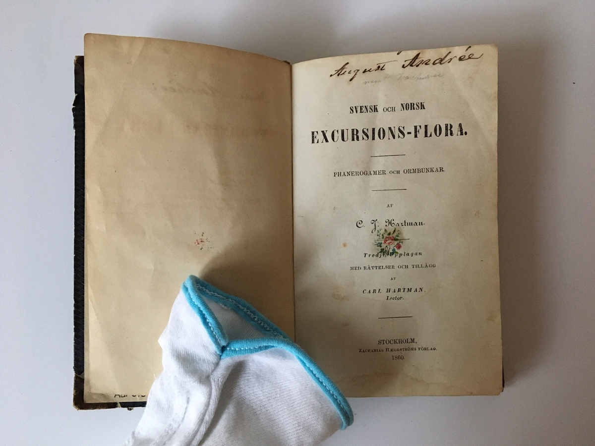 Liten bok på 201 sidor. Ryggtitel: "Flora". Titelsidan: "Svensk och Norsk Excursions-Flora. Phanerogamer och Ormbunkar." Tredje upplagan. Förordssidan har en stämpel "I.F.A.  1870", sannolikt avseende Ivar Fredik Andrée.

Understrykningar på flera ställen samt pressade blad (av ormbunke?) på uppslag 162-163 samt180-181.