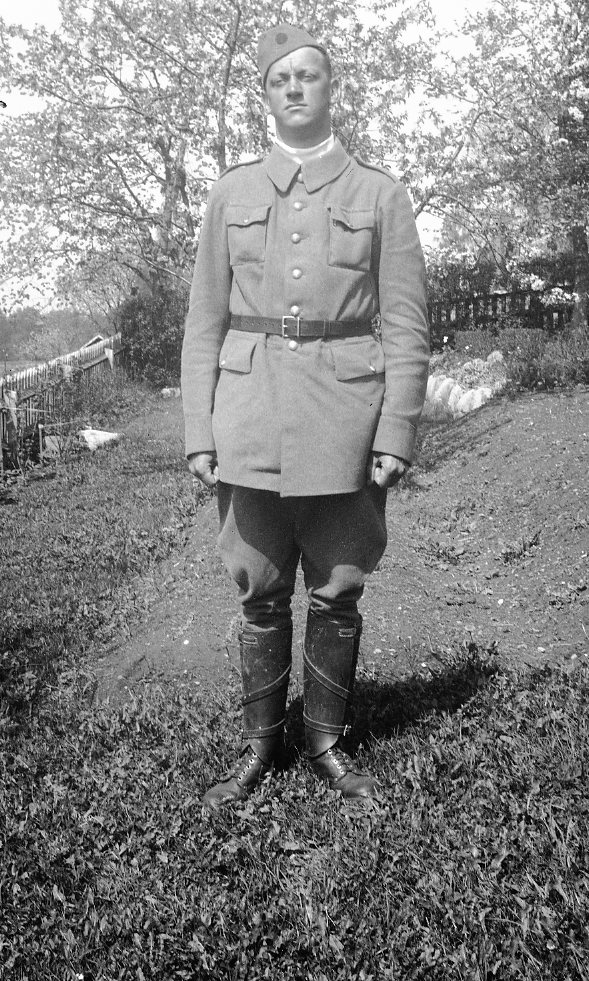 Värnpliktig i uniform m/1923-37.