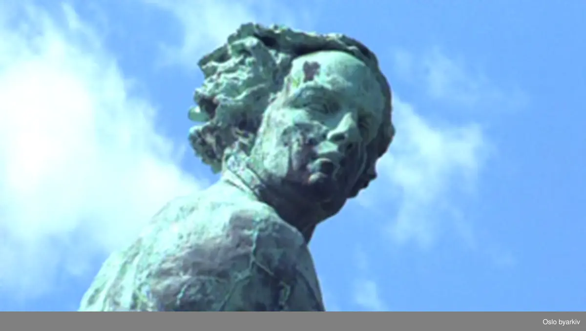 Om Oslo kommunes Kunstsamling anno 1976. Litt fra skulptørens arbeid i leire, stein og metall. Vi ser bl.a. skulpturer av: Brynjulf Bergslien, Abel- og Camilla Collett-statuene i Slottsparken av Gustav Vigeland, Ludvig Holberg ved Nationaltheateret og eventyrskulpturene på Ankerbrua av Dyre Vaa, Bjørnstjerne Bjørnson og Henrik Ibsen foran Nationaltheatret av Stephan Sinding, Carl Johan-statuen foran Slottet, Henrik Wergeland i Studenterlunden, Peter Christian Ambjørnsen på St.Hanshaugen og Johannes Bruun [nå ved Engebret] av Brynjulf Bergslien, P.A. Munch foran Universitetet av Stinius Fredriksen, Helhesten ved Sjømannsskolen av Gunnar Utsond, Tordenskjold på Rådhusplassen av Axel Ender, Tordenskjold på Rådhusplassen av Axel Ender, Christian IV på Stortorget av C.N. Jacobsen, fole i Torshovparken av Per Hurum, støtte over Samvirke- bevegelsen og oksefontenen på Torshov av Asbjørg Borgfeldt, Anna Sætne ved Sagene skole av Emil Lie. Samt skulpturer av Ørnulf Bast, Boge Berg, Finn Henrik Bodvin, Sivert Donali, Nils Flagstad, Naum Gabor, Anne Grimdalen, Arne Vinje Gunnerud, Arnold Haukeland, Gunnar Janson, Søren Georg Jensen, Ada Madsen, Wilhelm Rasmussen, Per Palle Storm, Ingebrigt Vik, Nils Aas, m.fl.