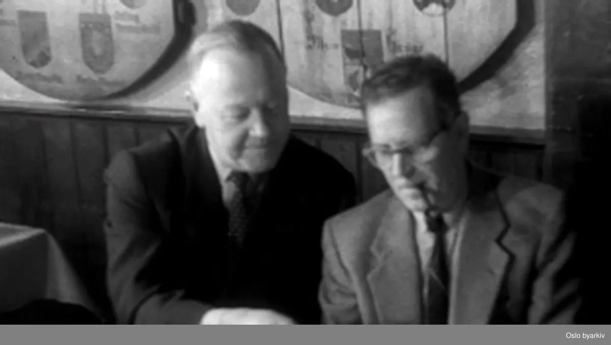 "Fra Kunstnerforbundets 100-årsjubileum (8.12.1860 - 8.12.1960) på kunstnerrestauranten Blom. Formannen Einar Sissener og Kunsnterrådets medlemmer: arkitektene Claes og Lykke Enger, skuespiller Alfred Solaas, sanger Bjarne Buntz, pianistinne Mildrid Selmer, teatersjef Erling Hanson, revisor Magnus Holm, arkitekt Fürst, maler Gunnar Wefring, pianist Waldemar Alme, forfatterne Hans Heibeg og Fredrik Parelius, advokat Olavson, sekretær Åsmund Espeland, maler Wilhelm Wangensten, maler Per Rom, skuespiller Jens Gundersen og stormesteren Ørnulf fra Fjordane Salicath. Blom's krovert Sigurd Steffensen tildeles Kongens fortjenestemedalje. Liv Glaser spiller piano. Einar Skjæraasen leser ""Du ska itte trø i graset"". Vi ser bl.a. Per Lillo-Stenberg, Mette Lange-Nielsen, Espen Skjønberg, Mona Hofland, Robert Levin, Aase Bye, Trygve J.B. Hoff, Ella Hval, Frank Robert, Knut Risan, Henki Kolstad, Einar Rose, Mentz Schulerud, Toralf Maurstad, Eva Henning. Agnes Mowinckel utnevnes til Kommandør av Purpurneseordenen"" med devisen ""Ignis Agnes Ardens""."