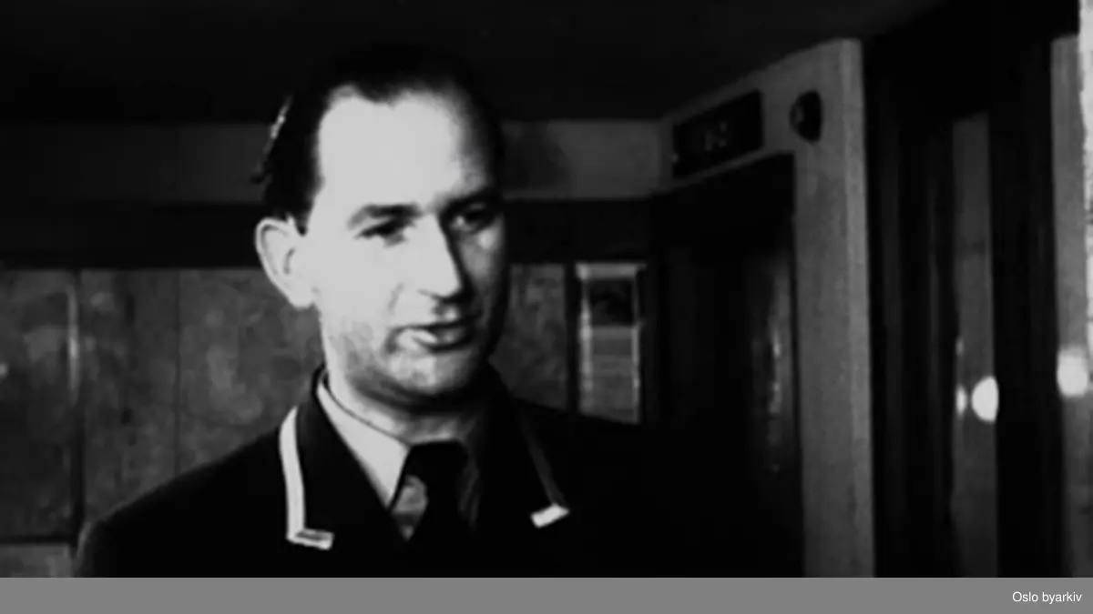 Oslo kommune har bygd sitt eget hotell og som et eventyrslott ligger det midt byen. Interiør fra resepsjonen hvor gjestene tas i mot med et smil. Utsikt over Oslo fra Ekeberg. Eksteriør fra en bygate med stor trafikk. Turister ankommer Østbanen med tog og sjøveien med amerikabåten. Forberedelser og bygging av hotellet. Fra hotellets resepsjon, rom, spisesal, frisørsalong og suvernierbutikk. Bystyret ankommer til åpningen og vi ser bl.a. Brynjulf Bull og kinodirektør Aamodt. De første gjestene ankommer nesten samtidig med åpningen. Og så er det OL, deltakere og gjester sjekker inn på Viking, fra spisesalen og kjøkkenet med hektisk aktivitet.