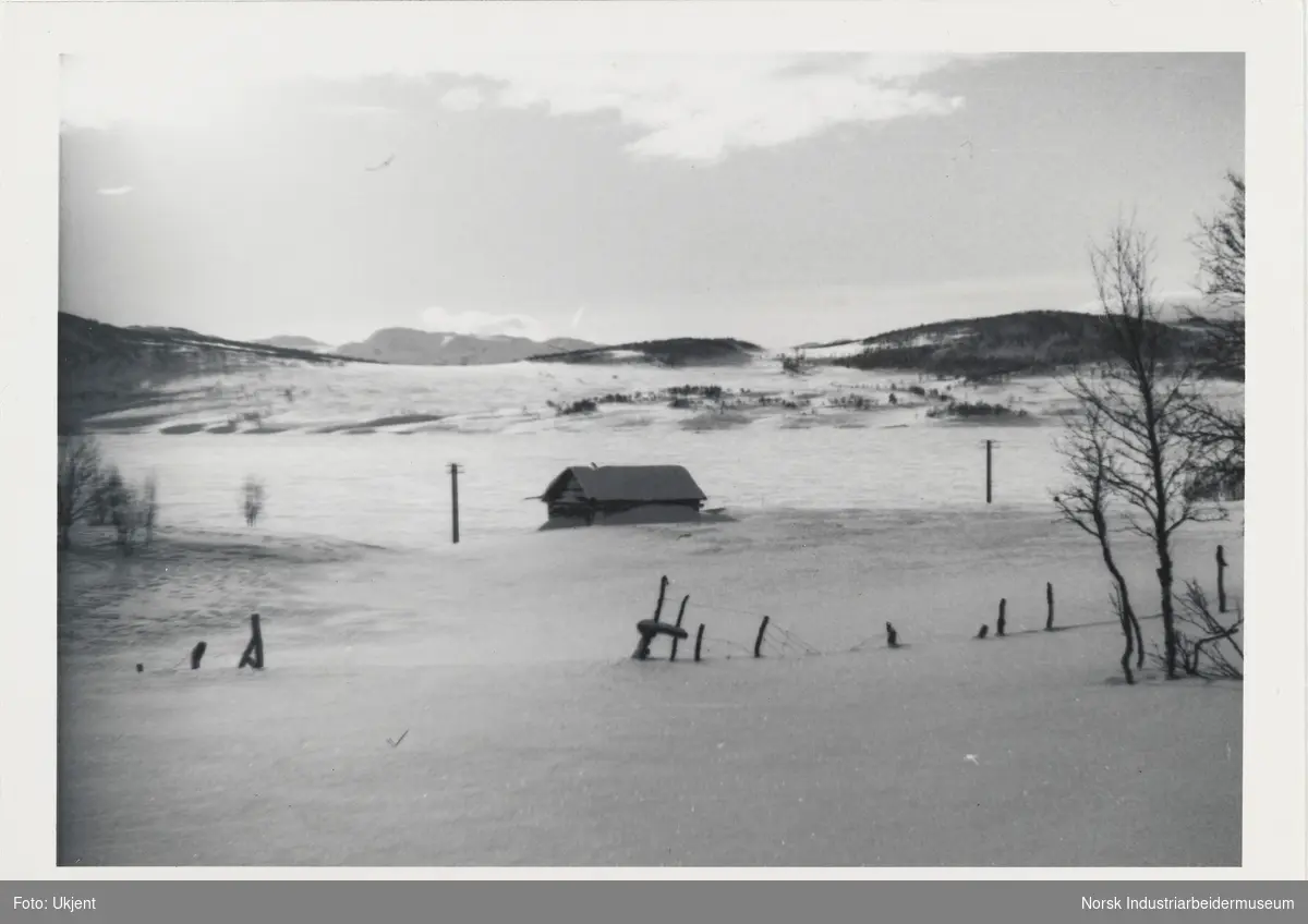 Hytte i snødekt landskap på fjellet