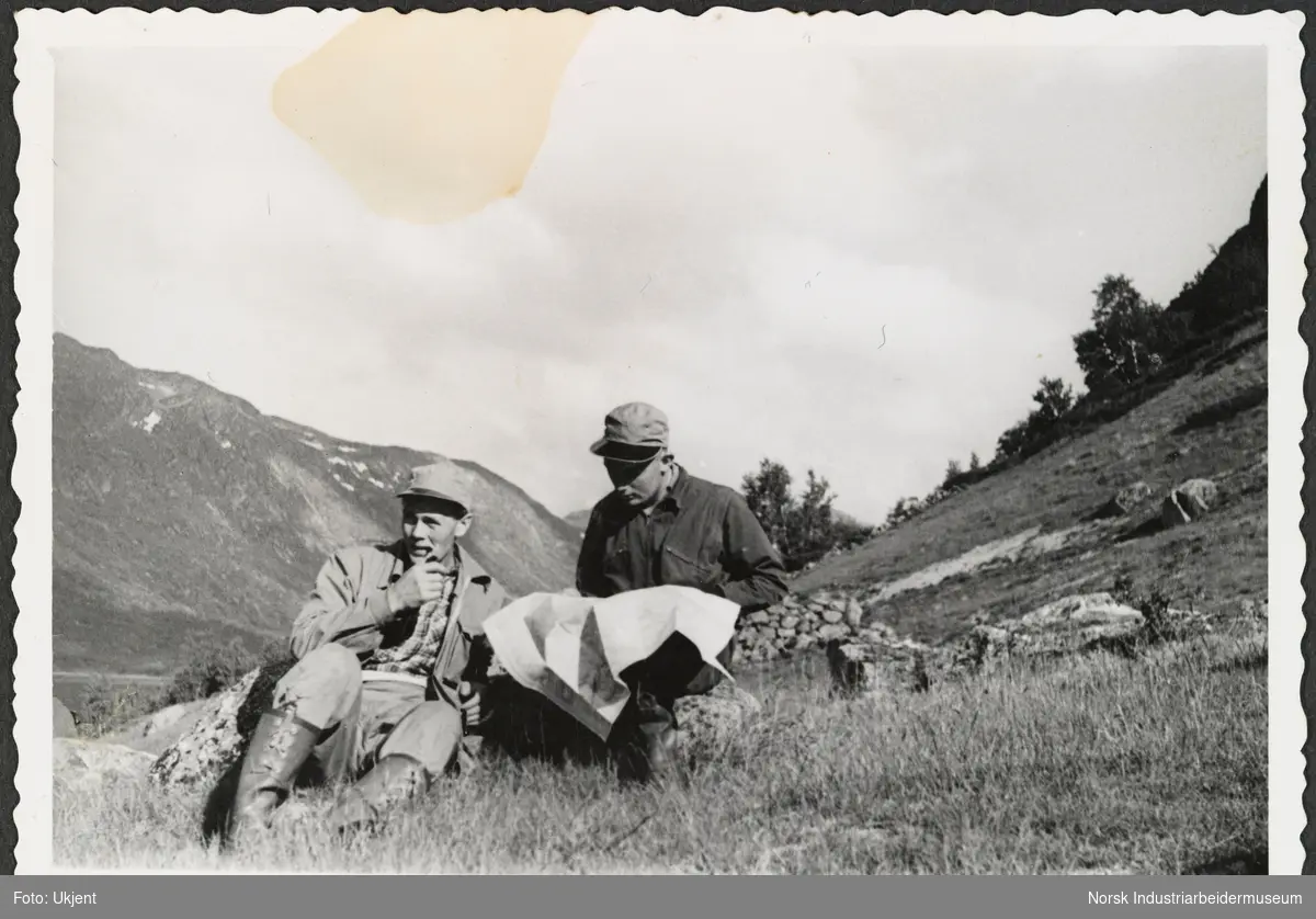 Kart og terrengforklaring av Bittdalsmesteren Navasgard, vidda 1956. Øyvind Andersen med pipe og Rolf Lier med kart sittende i lia