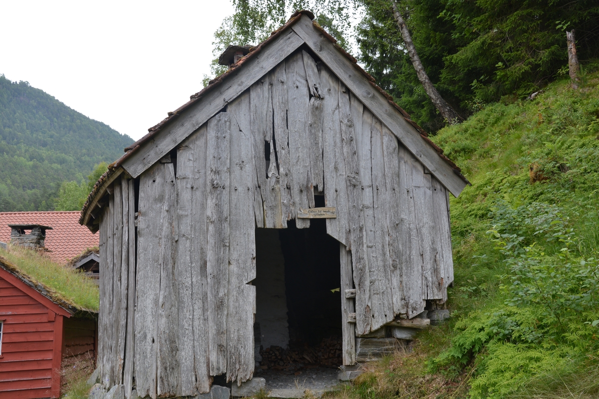 Grindverk med ståande bordkledning. Sperretak, takpanner.