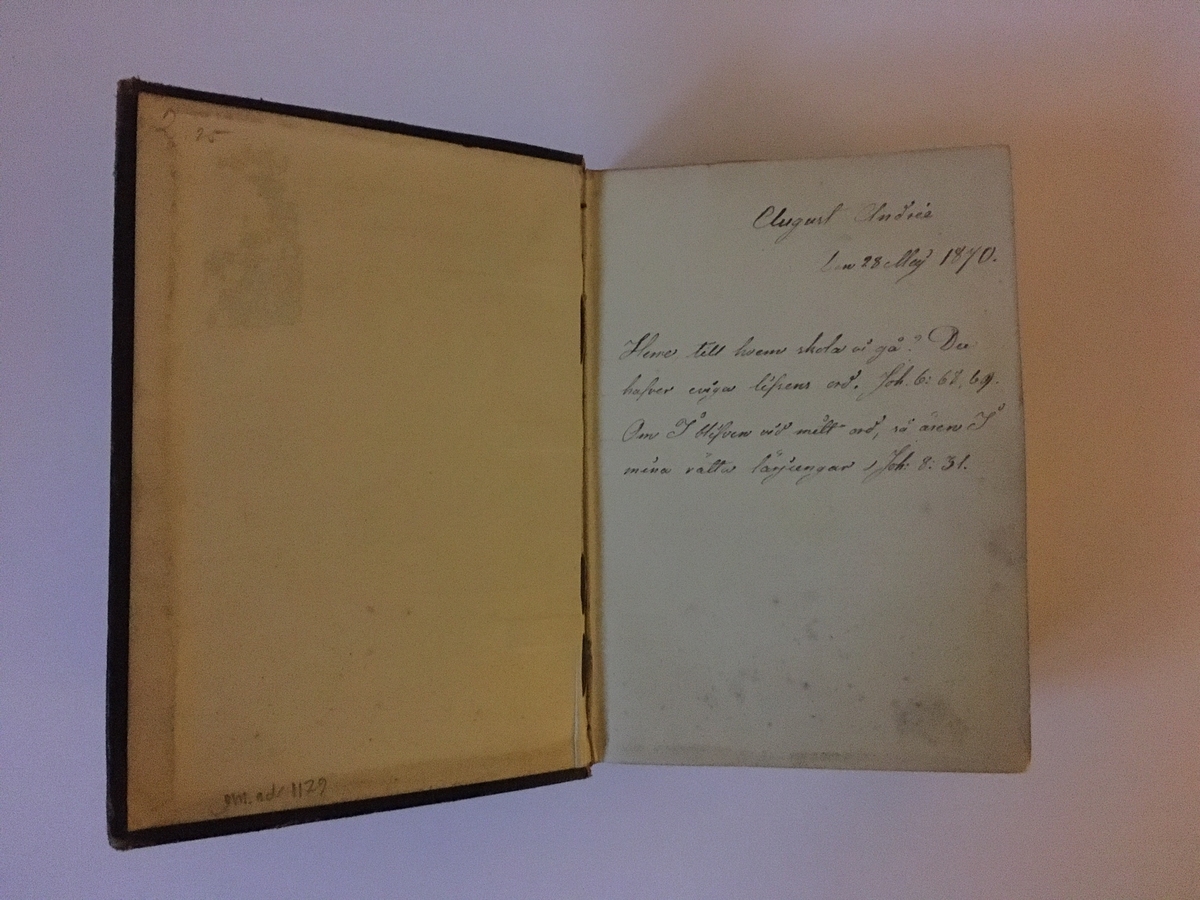 "Biblia eller Den heliga skrift, innehållande gamla och nya testamentets canoniska böcker." Ett flertal marginalanteckningar av S A Andrées hand.
Tryckt på brittiska och utländska bibel-sällskapets bekostnad, hos Spottiswoode och Cie.