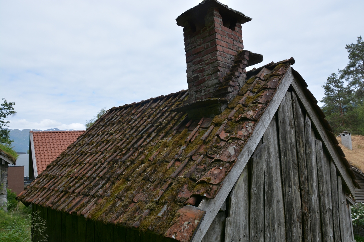 Grindverk med ståande bordkledning. Sperretak, takpanner.