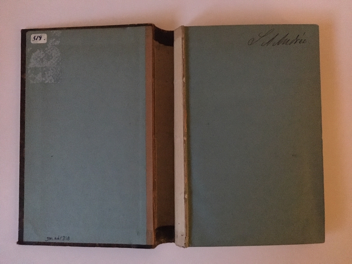 Till svenska översatt bok med ryggtitel: "A. Bebel. Kvinnan." Titelsidan: "Kvinnan i forntiden, nutiden och framtiden". 350 sidor. Översatt av Frithiof Hellberg och utgiven av Carl Suneson, Stockholm.

Ett flertal marginalanteckningar och markeringar.