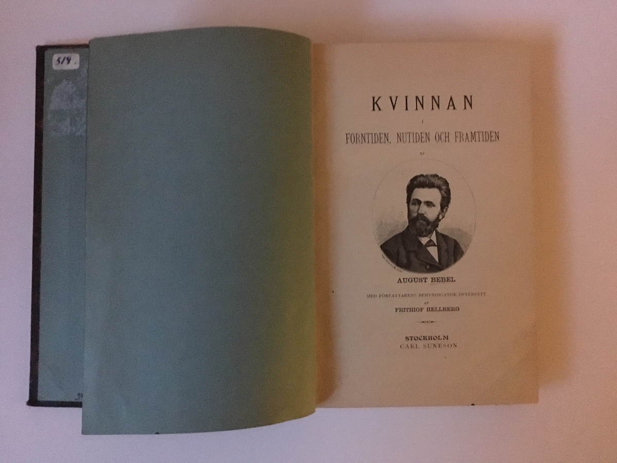 Till svenska översatt bok med ryggtitel: "A. Bebel. Kvinnan." Titelsidan: "Kvinnan i forntiden, nutiden och framtiden". 350 sidor. Översatt av Frithiof Hellberg och utgiven av Carl Suneson, Stockholm.

Ett flertal marginalanteckningar och markeringar.