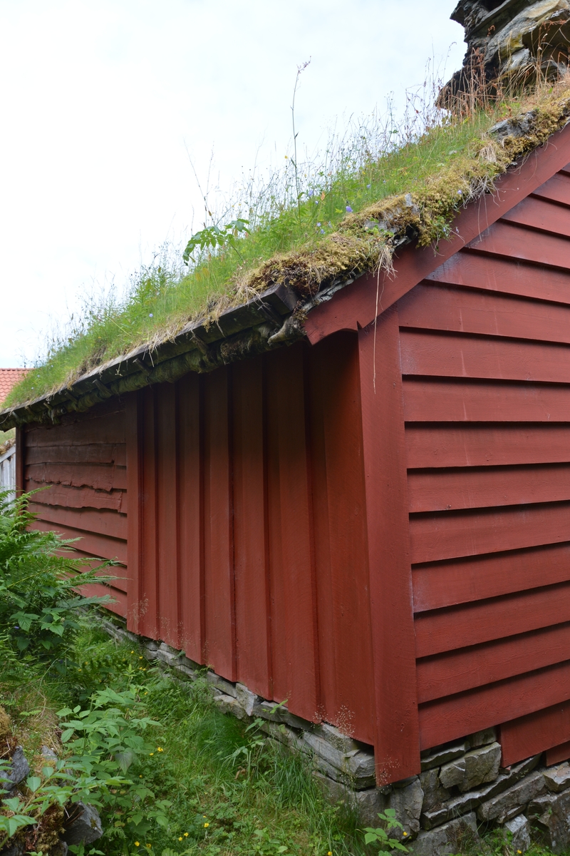 Bygning med to rom: eldhus / "utdør" i reisverk og sjølve stoverommet i laft.
Grue i eldhusdelen. 
Liggande panel utvending, med unntak av eit stykke på eine langveggen som har ståande panel. 
Raudmåla.
Torvtak.