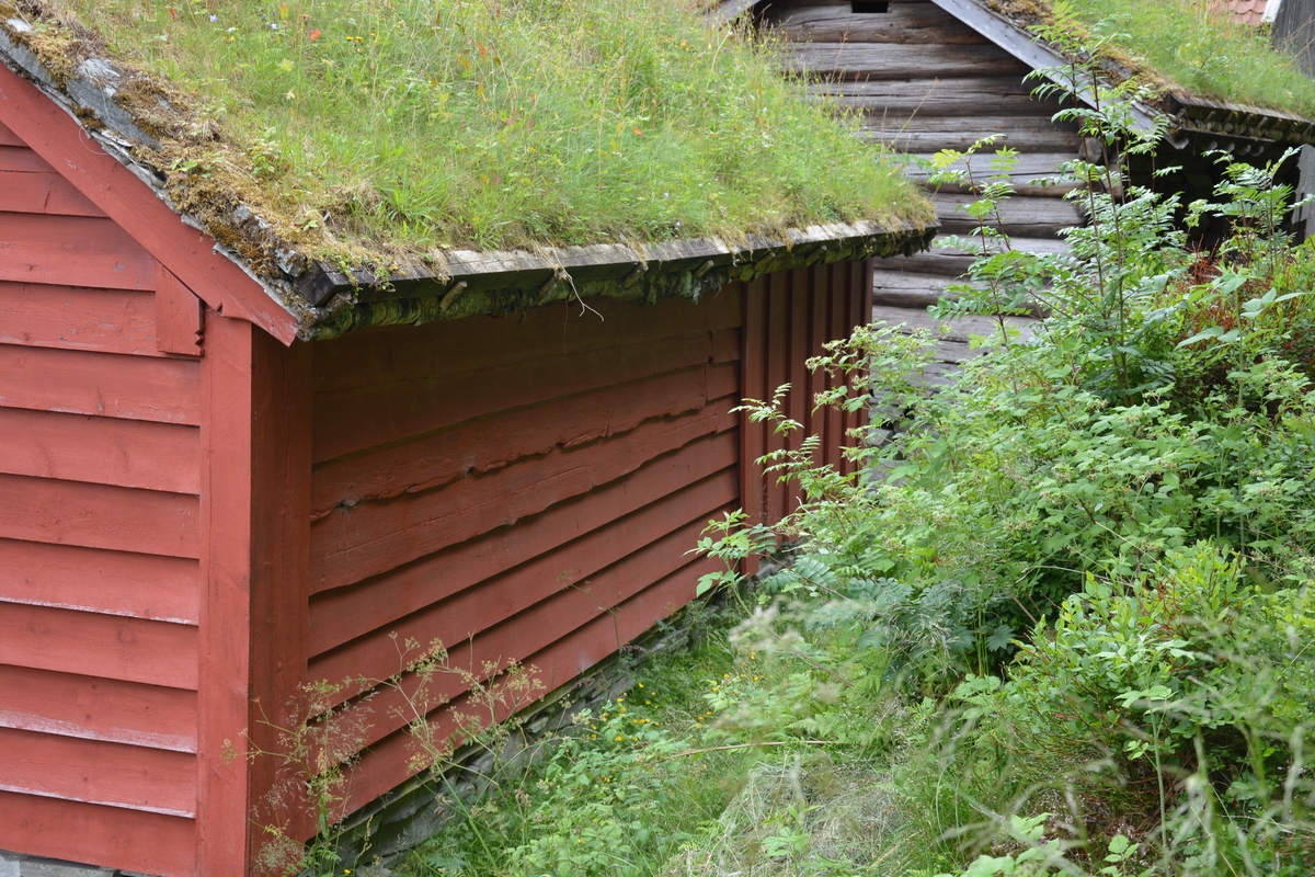 Bygning med to rom: eldhus / "utdør" i reisverk og sjølve stoverommet i laft.
Grue i eldhusdelen. 
Liggande panel utvending, med unntak av eit stykke på eine langveggen som har ståande panel. 
Raudmåla.
Torvtak.
