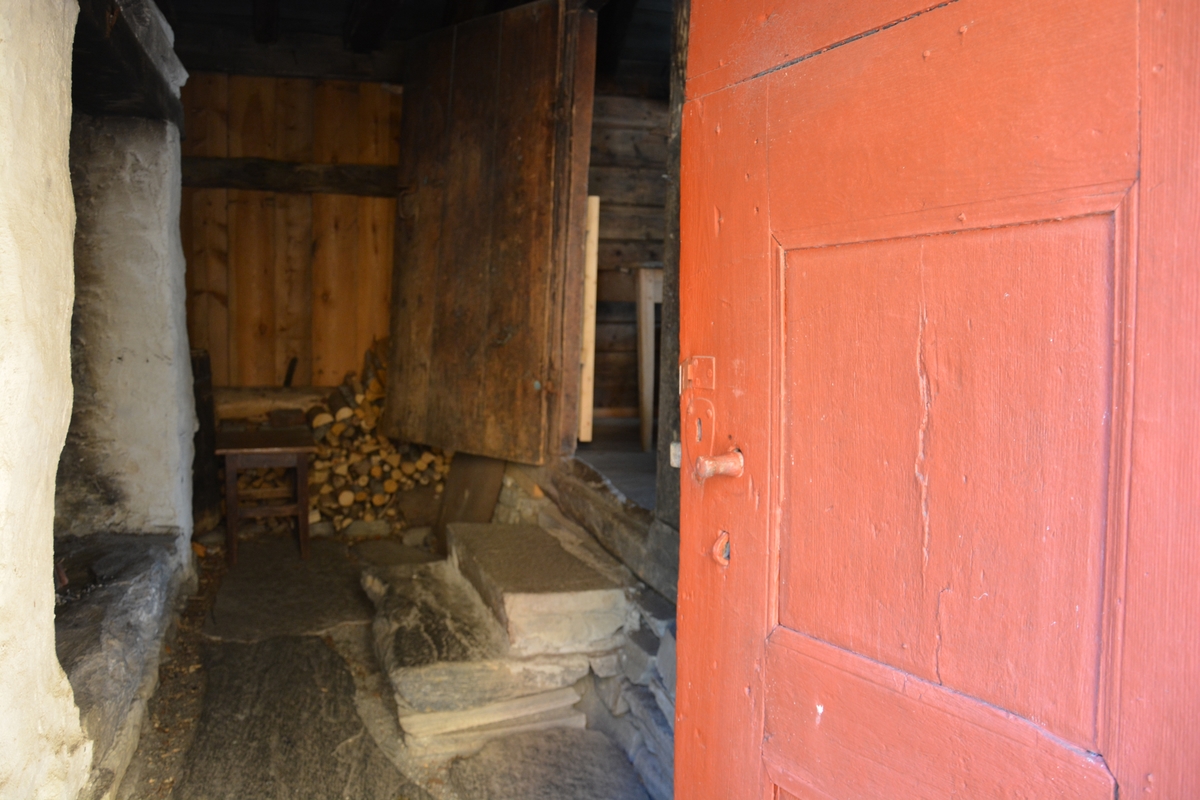 Bygning med to rom: eldhus / "utdør" i reisverk og sjølve stoverommet i laft.
Grue i eldhusdelen. 
Liggande panel utvending, med unntak av eit stykke på eine langveggen som har ståande panel. 
Raudmåla.
Torvtak.