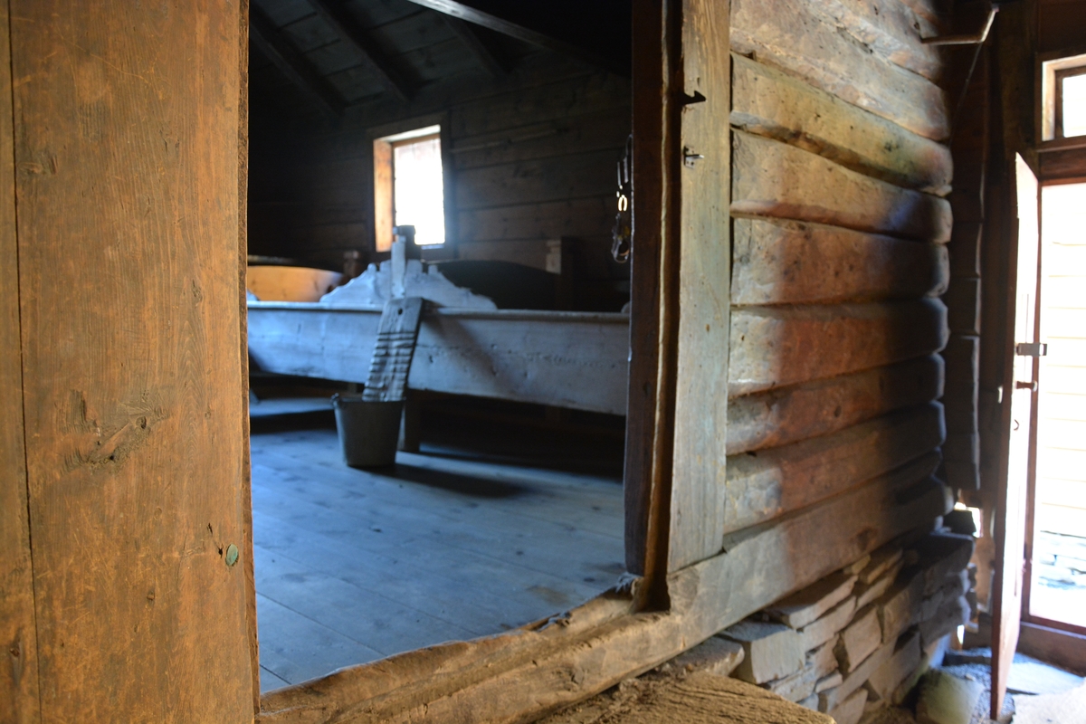 Bygning med to rom: eldhus / "utdør" i reisverk og sjølve stoverommet i laft.
Grue i eldhusdelen. 
Liggande panel utvending, med unntak av eit stykke på eine langveggen som har ståande panel. 
Raudmåla.
Torvtak.