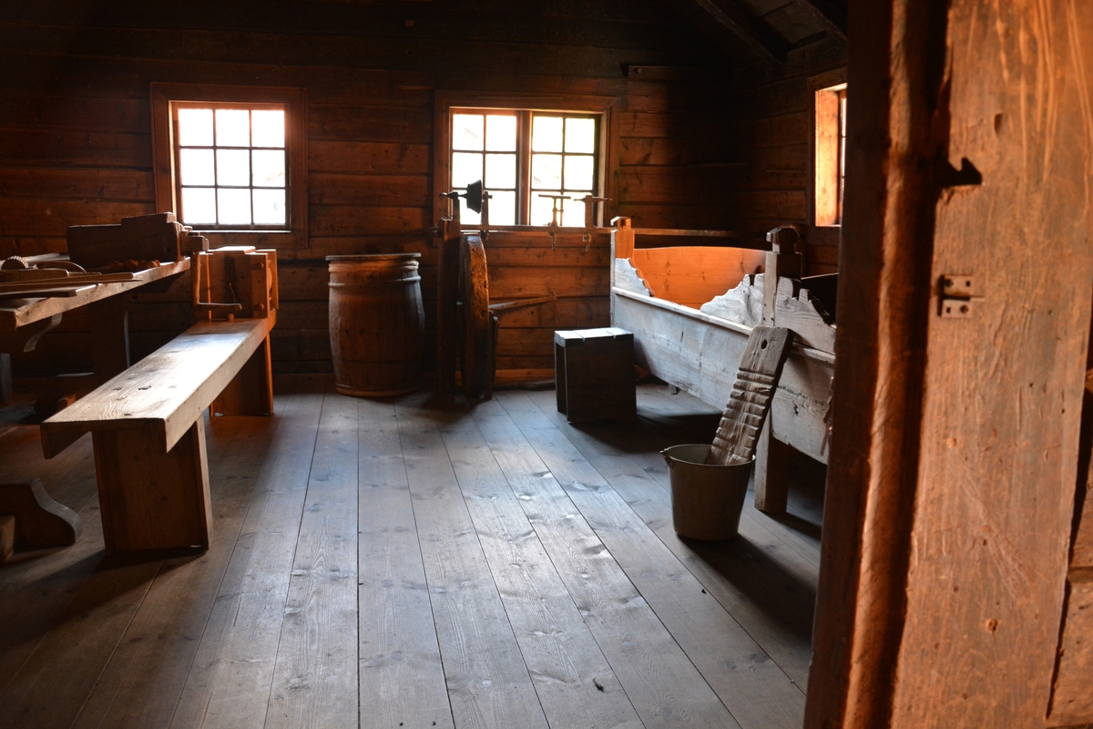 Bygning med to rom: eldhus / "utdør" i reisverk og sjølve stoverommet i laft.
Grue i eldhusdelen. 
Liggande panel utvending, med unntak av eit stykke på eine langveggen som har ståande panel. 
Raudmåla.
Torvtak.