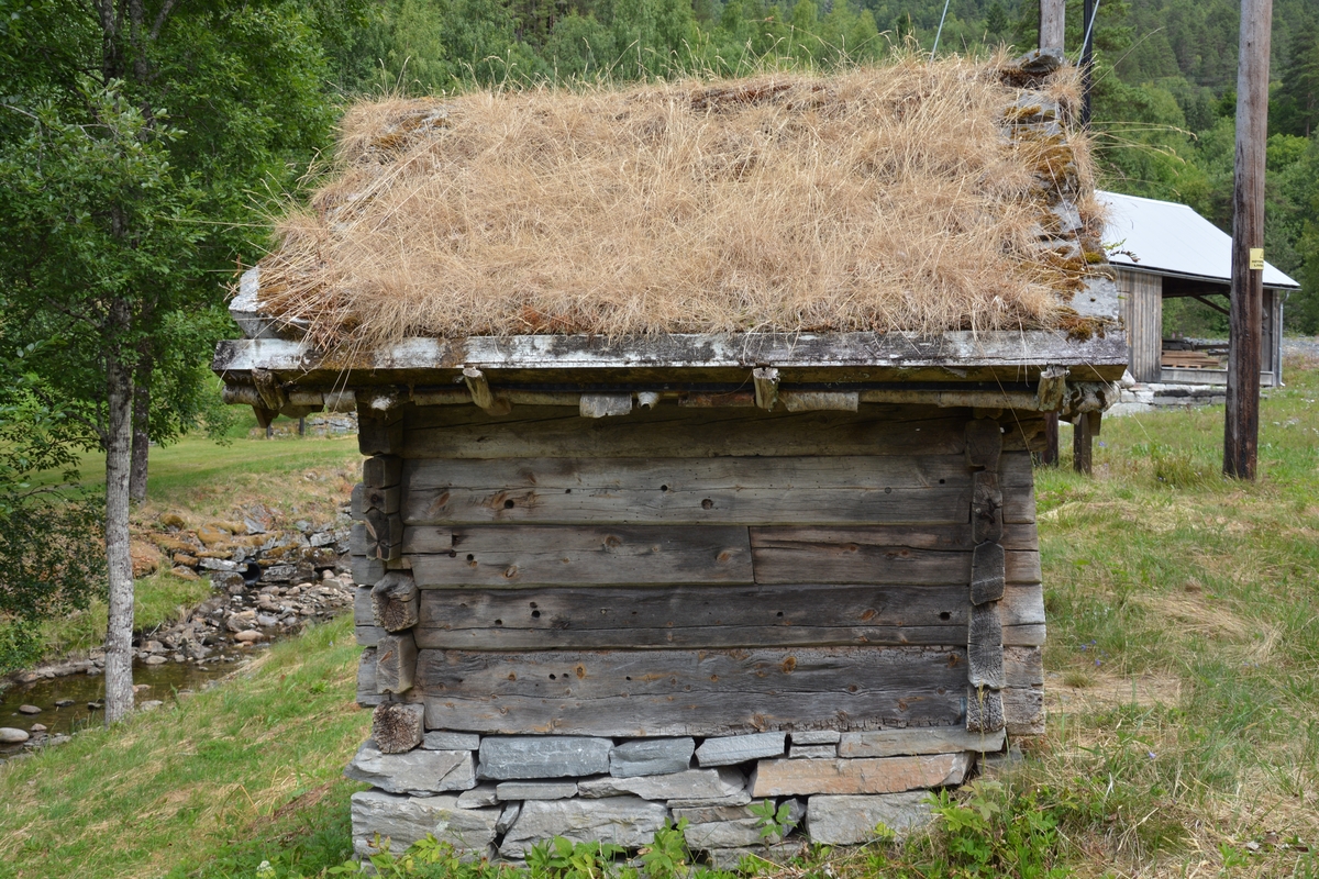 Tømra liten bygning (1 rom), delvis med supanel utvendig. 
Tørrmur og torvtak
Tosetar