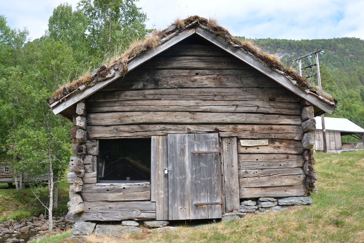 Tømta bygning i eit rom. Tørrmura grue, heller i bakkant av grua. Ingen storstein. Torvtak.
Innreiinga følgde med smia.