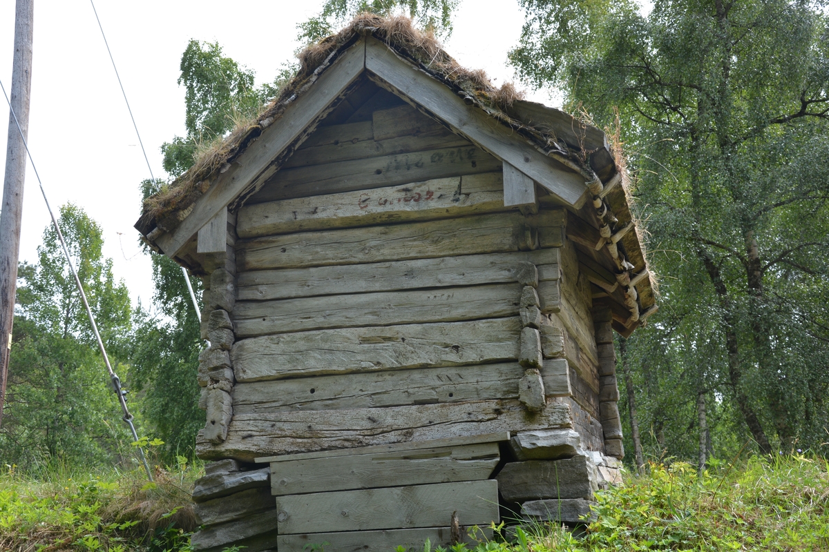 Tømra liten bygning (1 rom), delvis med supanel utvendig. 
Tørrmur og torvtak
Tosetar