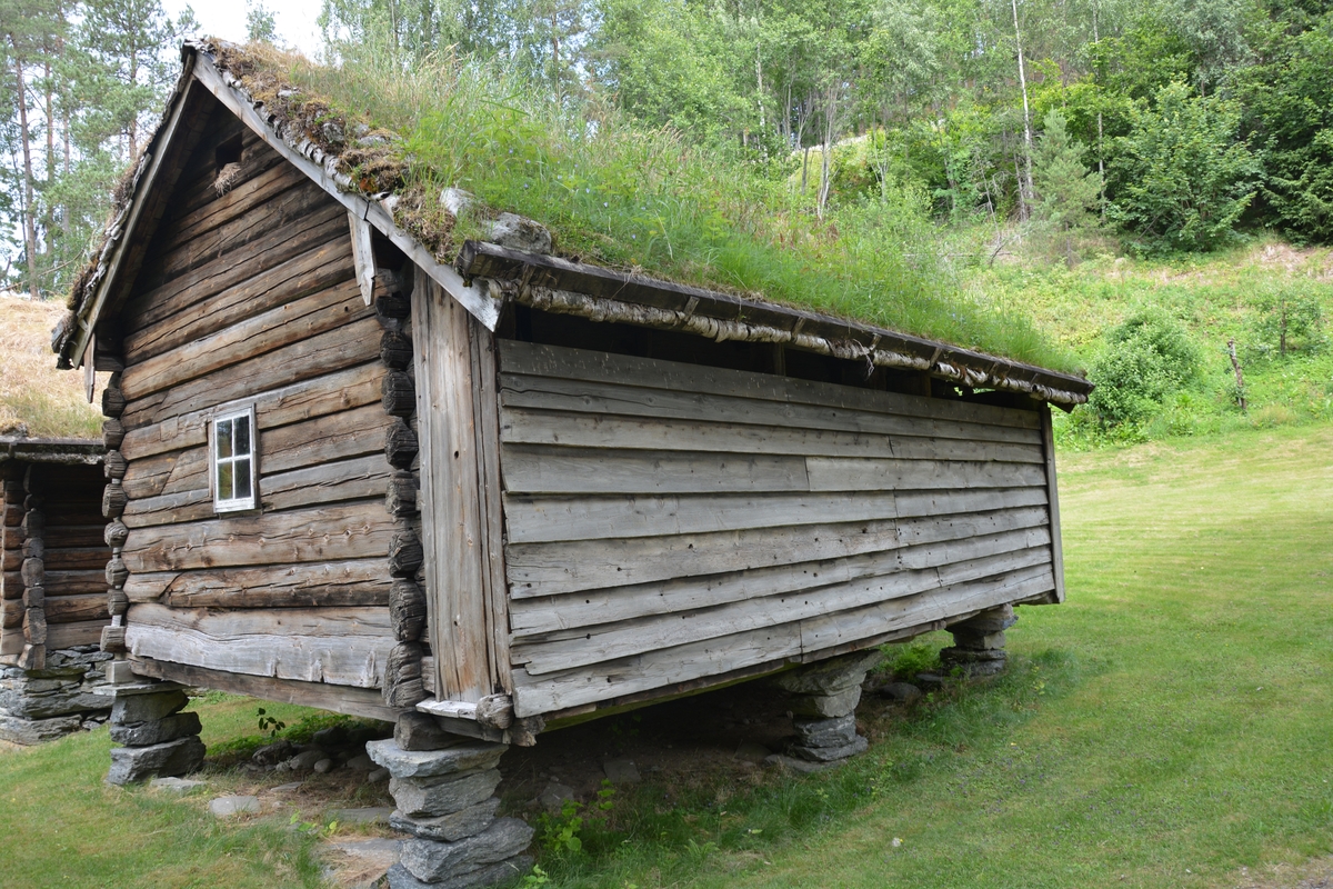 Tømta bygning i to rom, samt skot på eine sida i reisverk.  
Delvis kledd med liggande panel. Spor av takmåleri. Raudt og svart, renessansekasettar og rosettar. I ein takbjelke er det innskåre 1593.