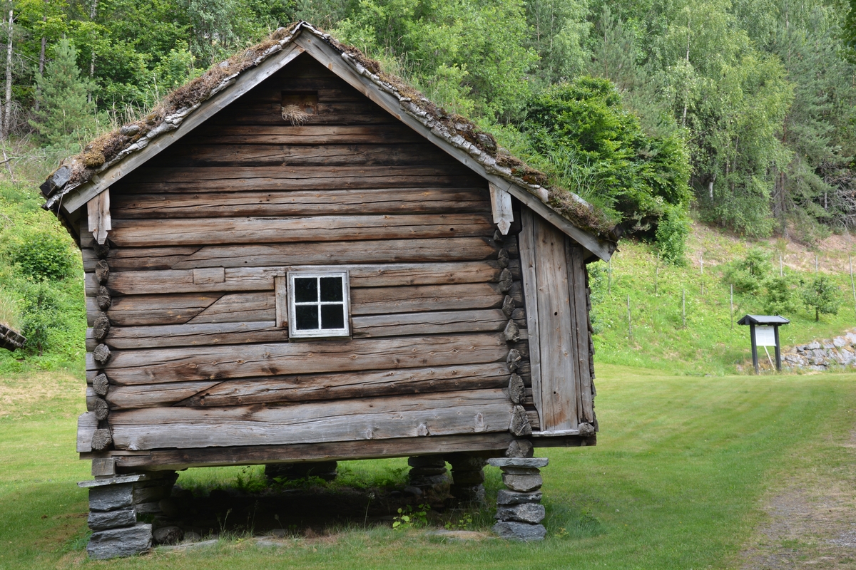 Tømta bygning i to rom, samt skot på eine sida i reisverk.  
Delvis kledd med liggande panel. Spor av takmåleri. Raudt og svart, renessansekasettar og rosettar. I ein takbjelke er det innskåre 1593.