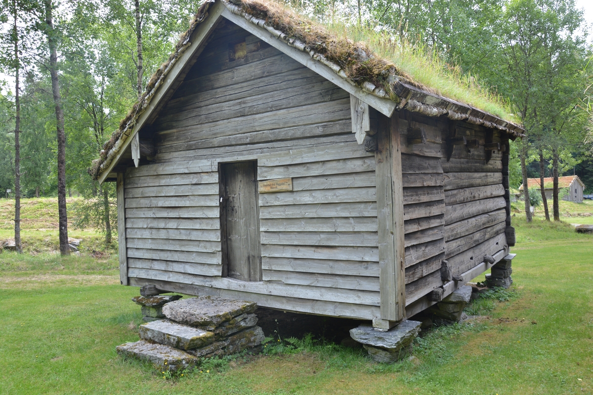 Tømta bygning i to rom, samt skot på eine sida i reisverk.  
Delvis kledd med liggande panel. Spor av takmåleri. Raudt og svart, renessansekasettar og rosettar. I ein takbjelke er det innskåre 1593.