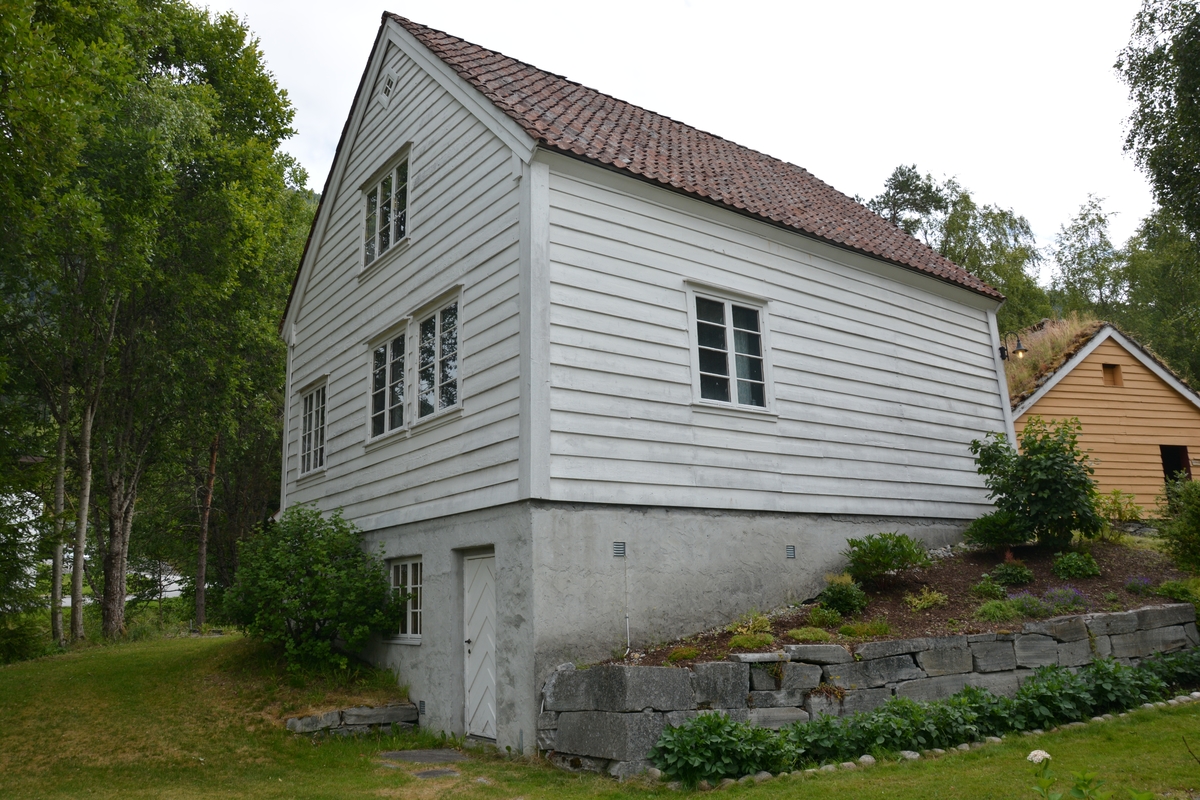 Lafta bygning i to etasjer og murt kjeller. fire rom i første etasje, to rom i andre etasje. Modernisert innvendig og brukt til kontor/lager sidan gjenoppføringa på museet på 1980-talet.