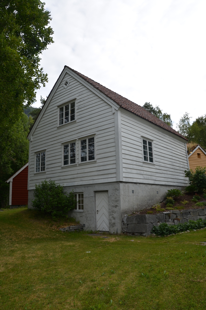 Lafta bygning i to etasjer og murt kjeller. fire rom i første etasje, to rom i andre etasje. Modernisert innvendig og brukt til kontor/lager sidan gjenoppføringa på museet på 1980-talet.