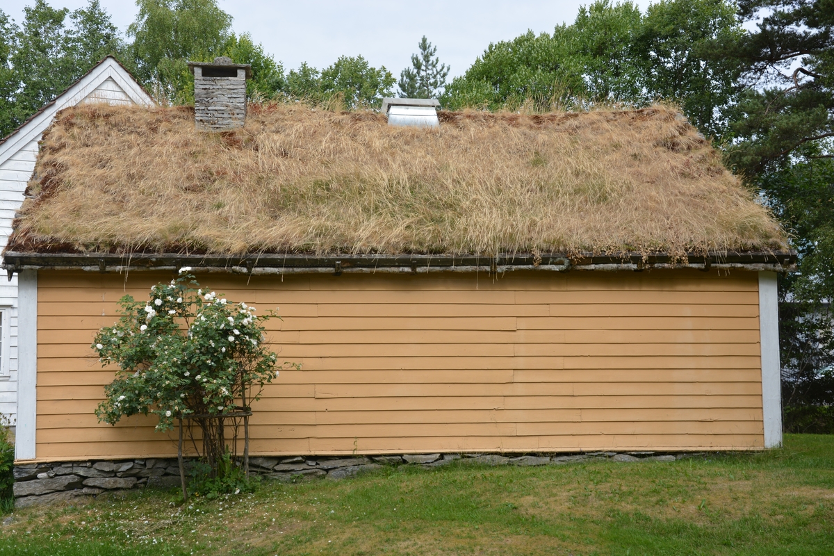 Tømra bygning med treromsplan: forstove/"Døra", skulestova og kammes. Jarnomn. Liggande panel. Torvtak.
