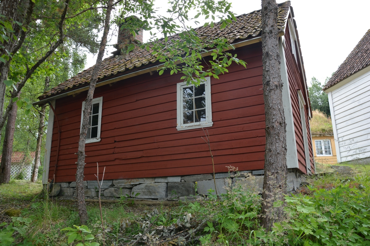 Reisverk-bygning med grue og skorstein. 1 1/2 etg, lem over hovedrommet. Lite rom i hjørnet til venstre. 
Bordkledning ut- og innvendes. Takpanner. 
Eldstad: til same skorstein er det vaskeomn av støypejarn til venstre, open grue i midten og murt omn til høgre. 
I hjørnet når ein kjem inn, står pressa til farging.
Sementgolv. Gråsteinsmur under veggane.
