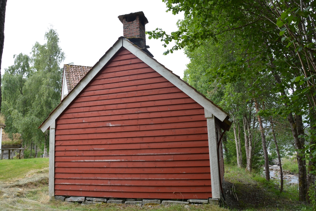 Reisverk-bygning med grue og skorstein. 1 1/2 etg, lem over hovedrommet. Lite rom i hjørnet til venstre. 
Bordkledning ut- og innvendes. Takpanner. 
Eldstad: til same skorstein er det vaskeomn av støypejarn til venstre, open grue i midten og murt omn til høgre. 
I hjørnet når ein kjem inn, står pressa til farging.
Sementgolv. Gråsteinsmur under veggane.