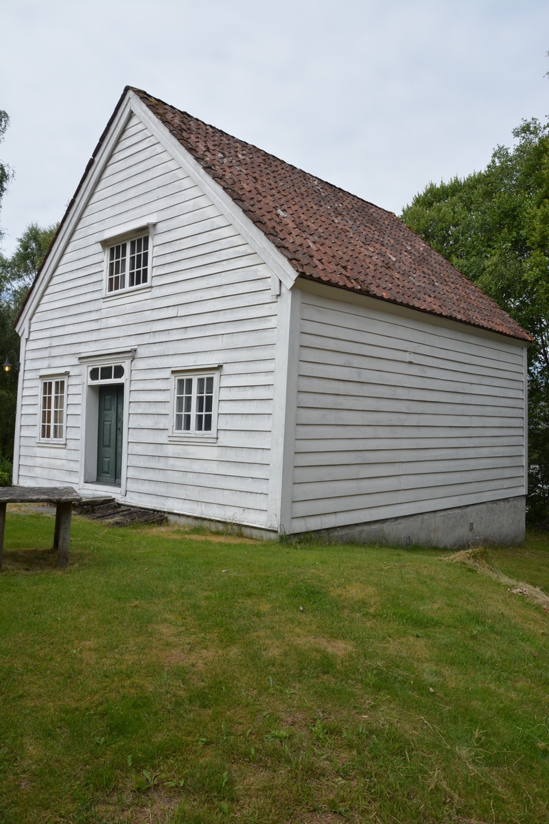Lafta bygning i to etasjer og murt kjeller. fire rom i første etasje, to rom i andre etasje. Modernisert innvendig og brukt til kontor/lager sidan gjenoppføringa på museet på 1980-talet.