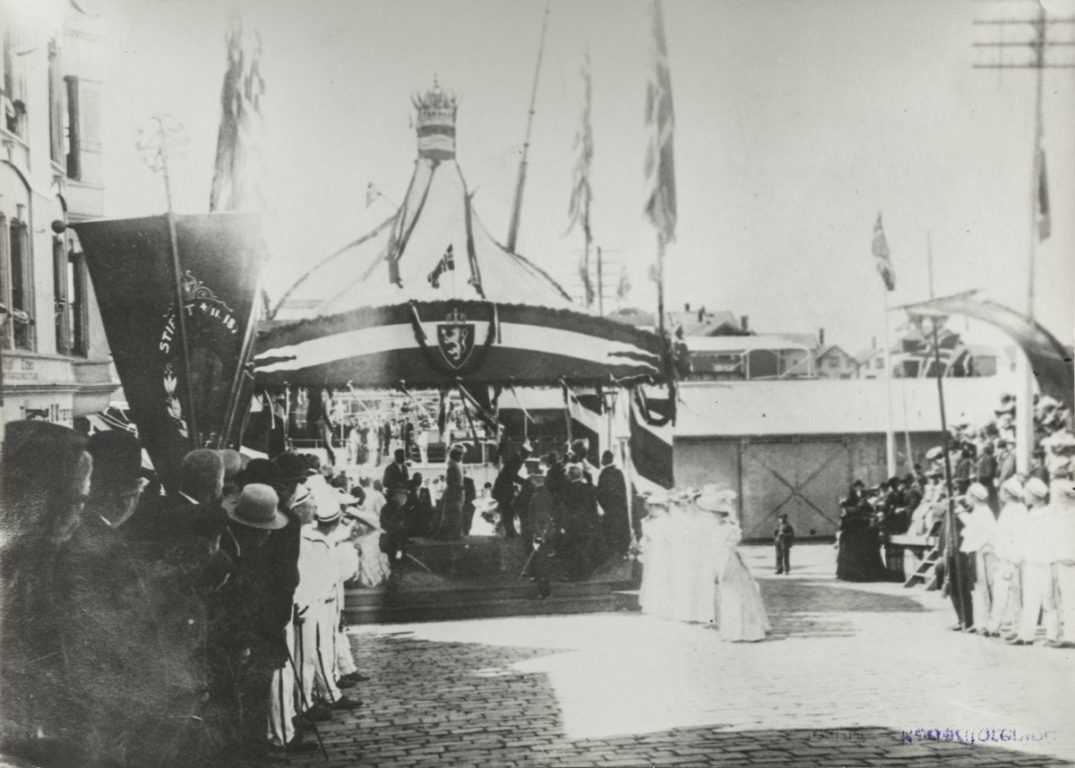 Fra kongebesøket juli 1906 med Bergenskes "Mira".