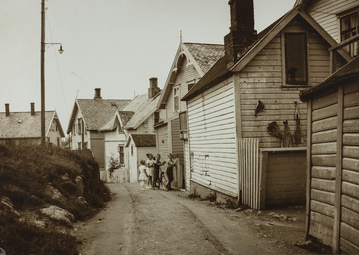 Litlevegen eller Tysværvegen sett mot vest, ca. 1930.