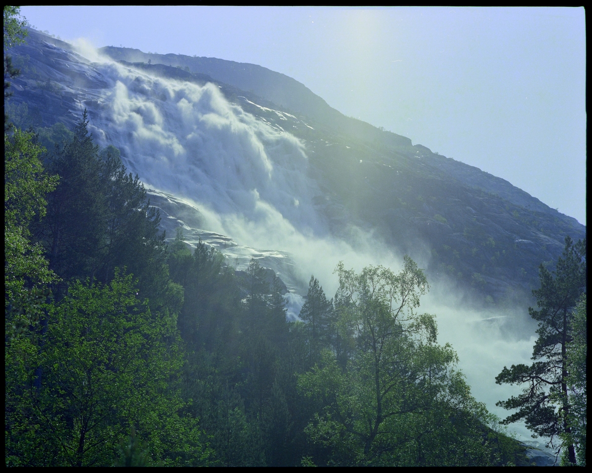 Langfoss ved Åkrafjorden i Etne. Bilde nr. 1 er tatt fra Mosnes, på den andre siden av fjorden. Bilde nr. 3 er av et gammelt sagbruk.