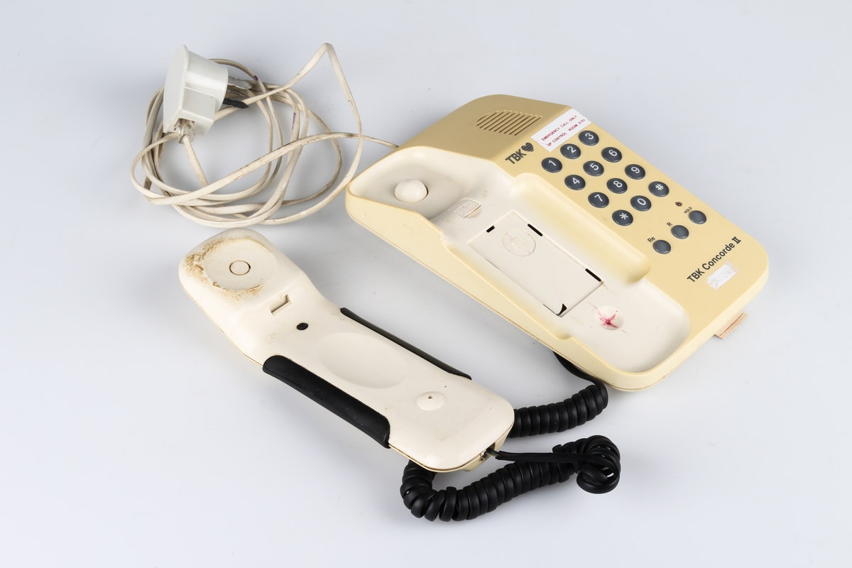 Telefon med kabel.