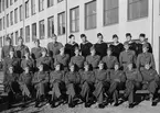 Uppsala, Försvarets Läroverk (FL) 1945-47

En realskoleklass framför skolans lokaler längs Stockholmsvägen (numera Dag Hammarskjölds väg).
Furirerna bodde i B-kasern tvärs över vägen i fd A 5:s lokaler. Området tillhörde Arméns Underofficersskola (AUS).

Eleverna från P 3 i Strängnäs ser vi längst fram till höger på bild;
tredje man från höger Karl-Åke Bergström, näste man Anders Bäck och längst th Rune Yngström.

K-Å Bergström blev kvar vid regementet hela sitt militära yrkesliv.