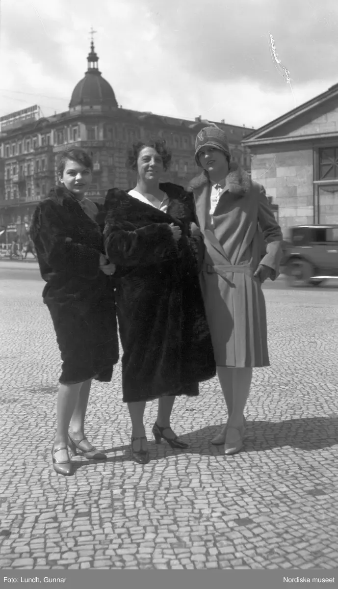 Motiv: (ingen anteckning) ;
Tom kontaktkarta, anteckningar på kontaktkarta 282 "turist på alptopp" 283 - 308 "div. bekanta o obekanta i Berlin 1925 - 27"