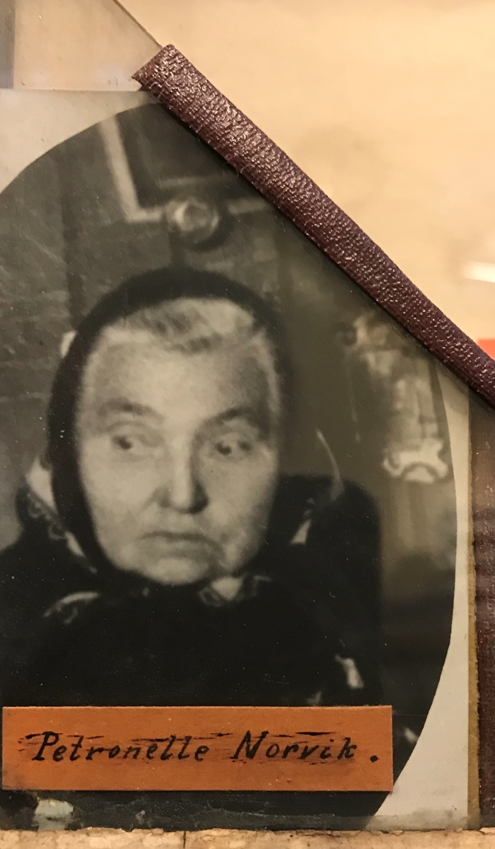 En montasje laget av bevismateriale; en knust vindusrute, et skjerf , en tollekniv der bladet er løsnet fra skaftet, to håndflateavtrykk og tre foto. Deler av montasjen er gjenbruk av et maleri.