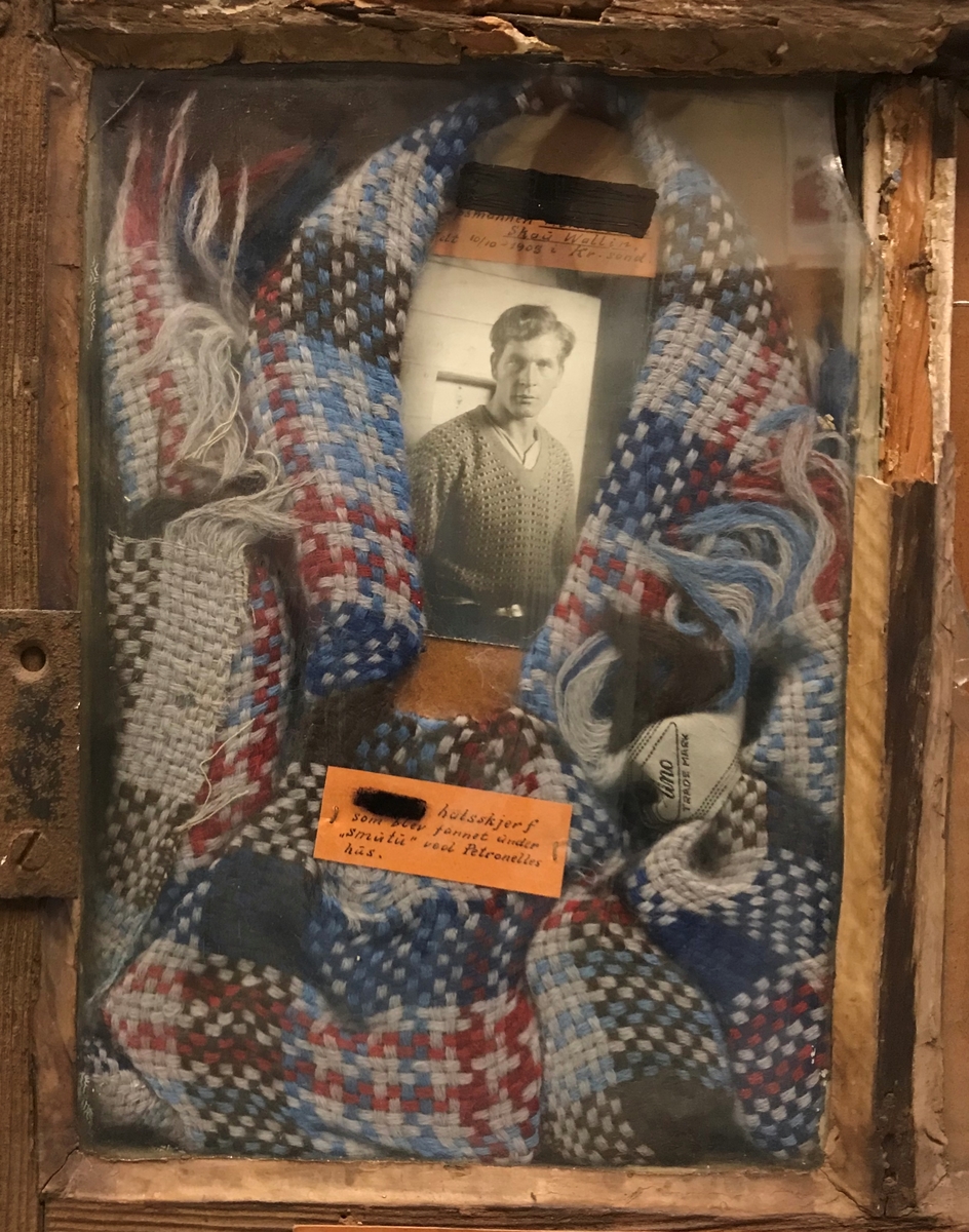 En montasje laget av bevismateriale; en knust vindusrute, et skjerf , en tollekniv der bladet er løsnet fra skaftet, to håndflateavtrykk og tre foto. Deler av montasjen er gjenbruk av et maleri.