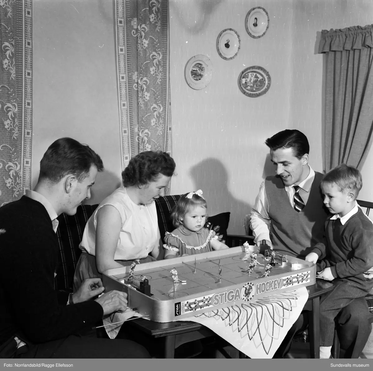 Bröderna Sören och Östen Boström, ishockeyspelare i Wifsta/Östrand. Här spelar de bordshockey hemma hos Sörens familj. Reportagebilder för Expressen.