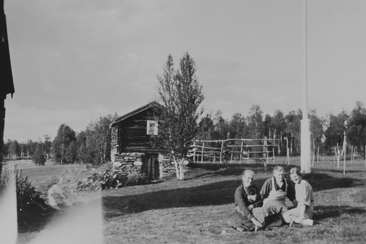 Tre personer foran det gamle stabburet på Malenavollen, Hånesåsen 1937