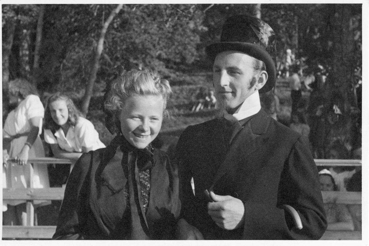 Fra Stenbergdagen 1946. Kari Karsrud og Terje Taasen som deltok i "Brudeopptoget".