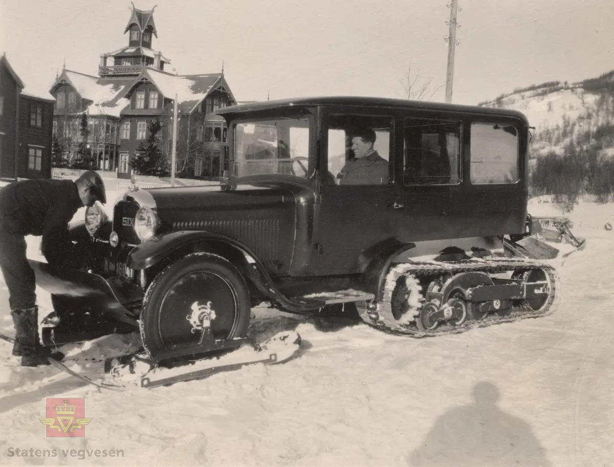 Tekst på baksiden av bildet: "Ved Maristuen 17/2-1930". 
 Prøvekjøring og demonstrasjon med Citroën Kegresse halvbeltebil. Betegnelsen six i fronten, som står for sekssylindret rekkemotor. Prøveskilt A-16041. 
"Jakobstigen" ved Maristuen. Sitat frå www. allkunne.no:
"På Filefjellet gjekk den nye Kongevegen frå Maristova opp den stupbratte «Jakobstigen», og deretter i himmelsynet på sørsida av sjølve dalføret. På stiftsgrensa her oppe reiste generalvegmeister C. J. Hammer ei diger minnestøtte i marmor. Den vart kjøpt i Danmark, frakta med båt til Lærdal og køyrd til fjells med spesialvogn.
Støtta åleine drog av garde med ein stor del av vegbudsjettet. Denne «stiftsstøtta» står ved Kongevegen den dag i dag, men var ei tid flytta til noverande veg i dalbotnen. Jakobsstigen er 1794 utgåva av kongevegen over Filefjell, det gjeld bakken opp for Maristova. Den vart heilt eller delvis lagt om i fleire omgangar og i alle fall frå 1840-talet." 
Bilde 2) Helside i album "Snebrøyting og sneskjermer." 
Se Nedlastinger lenger ned på siden. 
Ref. til "Meddelelser fra Veidirektøren,  Nr. 3-1930. Beltebil over Hemsedalsfjell."Av avdelingsingeniør Thor Larsen, Veidirektørkontoret. 
Ref. til "Meddelelser fra Veidirektøren," Nr. 9-1929. "Nye forsøk med beltebil på vinterføre," av avdelingsingeniør Thor Larsen. Veidirektørkontoret. 
Ref. til artikkel i "Meddelelser fra Veidirektøren", Nr. 10- og Nr. 11-1931: "Snerydningen på våre veier vinteren 1930-1931".