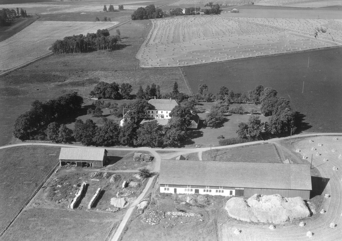 Rävsjö säteri från ovan 1946. Platsen omnämns första gången 1378, då Tune Hakonsson pantsatte sitt gods i "Reafshögh". Bland vidare ägare efter en period i Vadstena klosters förvaltning, kan nämnas medlemmar ur släkterna Natt och Dag, Lillie, Vrede och Blommensköld med flera. Nuvarande huvudbyggnad uppfördes i slutet av 1700-talet.