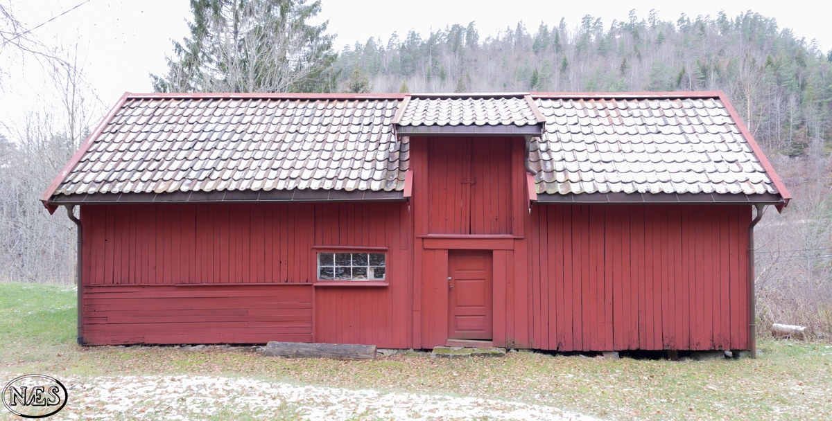 Uthus oppført i grovt bindingsverk. Delt opp i tre rom pluss utedo. Veggene er utvendig panelt med stående, glattkant kledning. Små vindu på begge langsider. Dør på langside mot øst og kortside mot sør. Taket er et saltak med opplett på takflate mot øst.