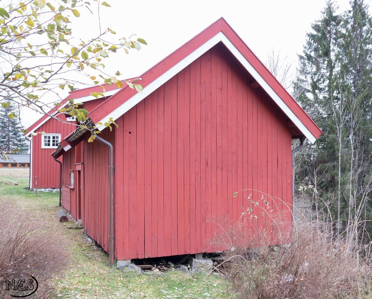 Uthus oppført i grovt bindingsverk. Delt opp i tre rom pluss utedo. Veggene er utvendig panelt med stående, glattkant kledning. Små vindu på begge langsider. Dør på langside mot øst og kortside mot sør. Taket er et saltak med opplett på takflate mot øst.