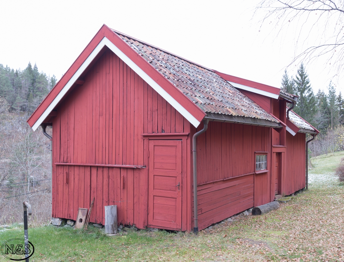 Uthus oppført i grovt bindingsverk. Delt opp i tre rom pluss utedo. Veggene er utvendig panelt med stående, glattkant kledning. Små vindu på begge langsider. Dør på langside mot øst og kortside mot sør. Taket er et saltak med opplett på takflate mot øst.