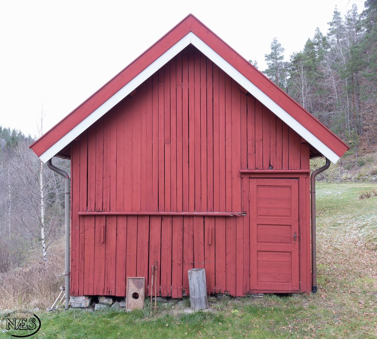 Uthus oppført i grovt bindingsverk. Delt opp i tre rom pluss utedo. Veggene er utvendig panelt med stående, glattkant kledning. Små vindu på begge langsider. Dør på langside mot øst og kortside mot sør. Taket er et saltak med opplett på takflate mot øst.