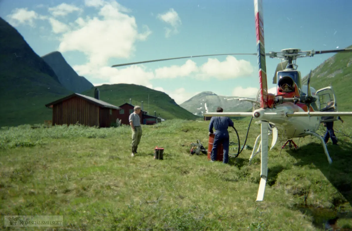 Airlift fyller drivstoff ved Måsvassbu.