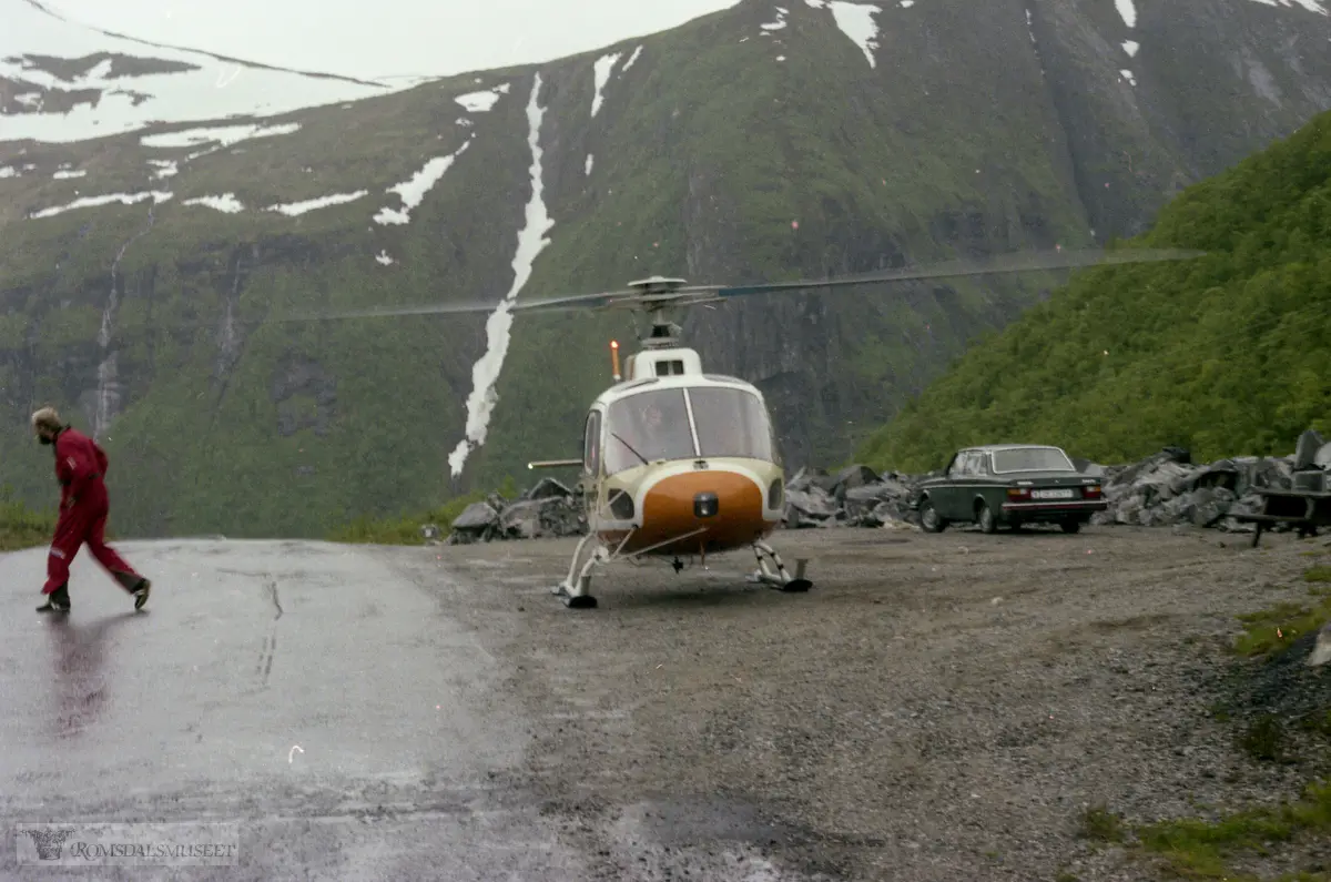 Helikoptertransport til Vasstindbu og Svartvassbu med Mørefly.