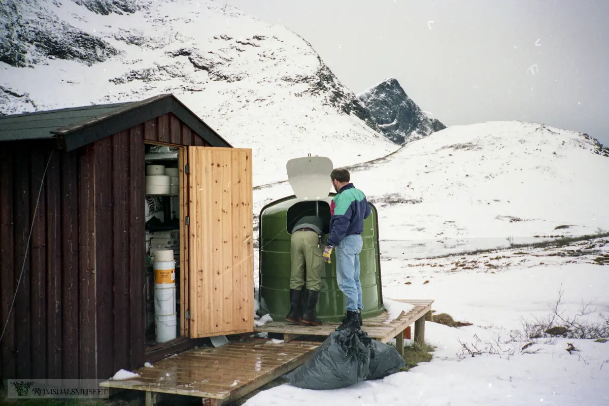 Tømming av søppel Måsvassbu.